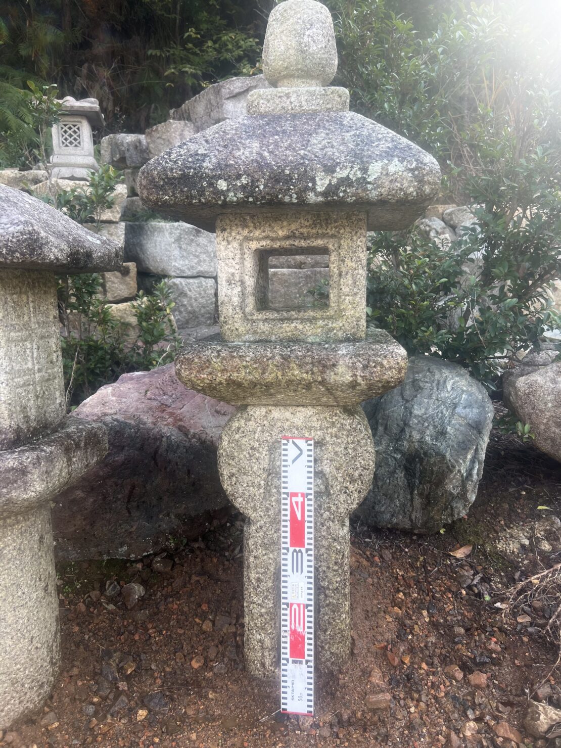 虻川石の織部型灯籠