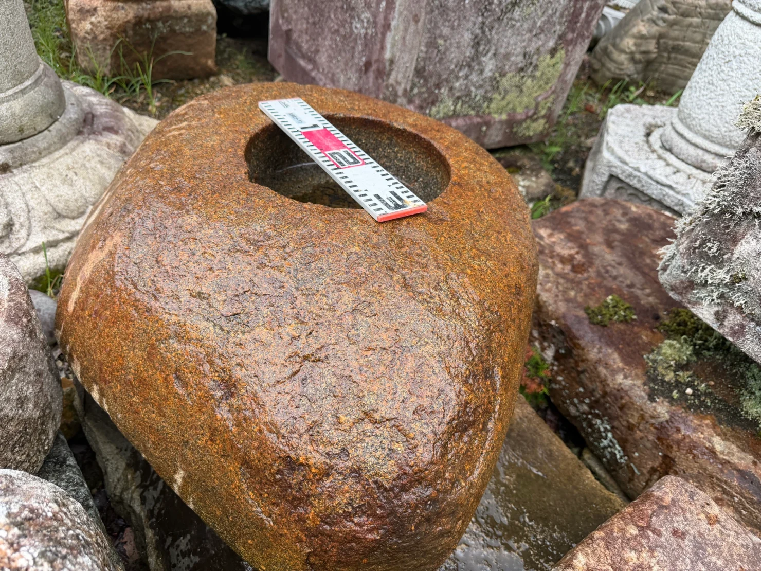 鞍馬石の水鉢①