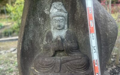 一石彫りの観音像