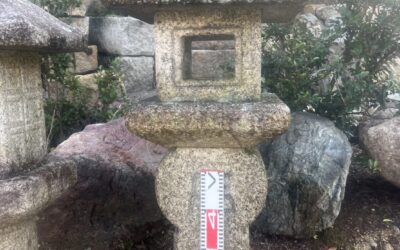 虻川石の織部型灯籠